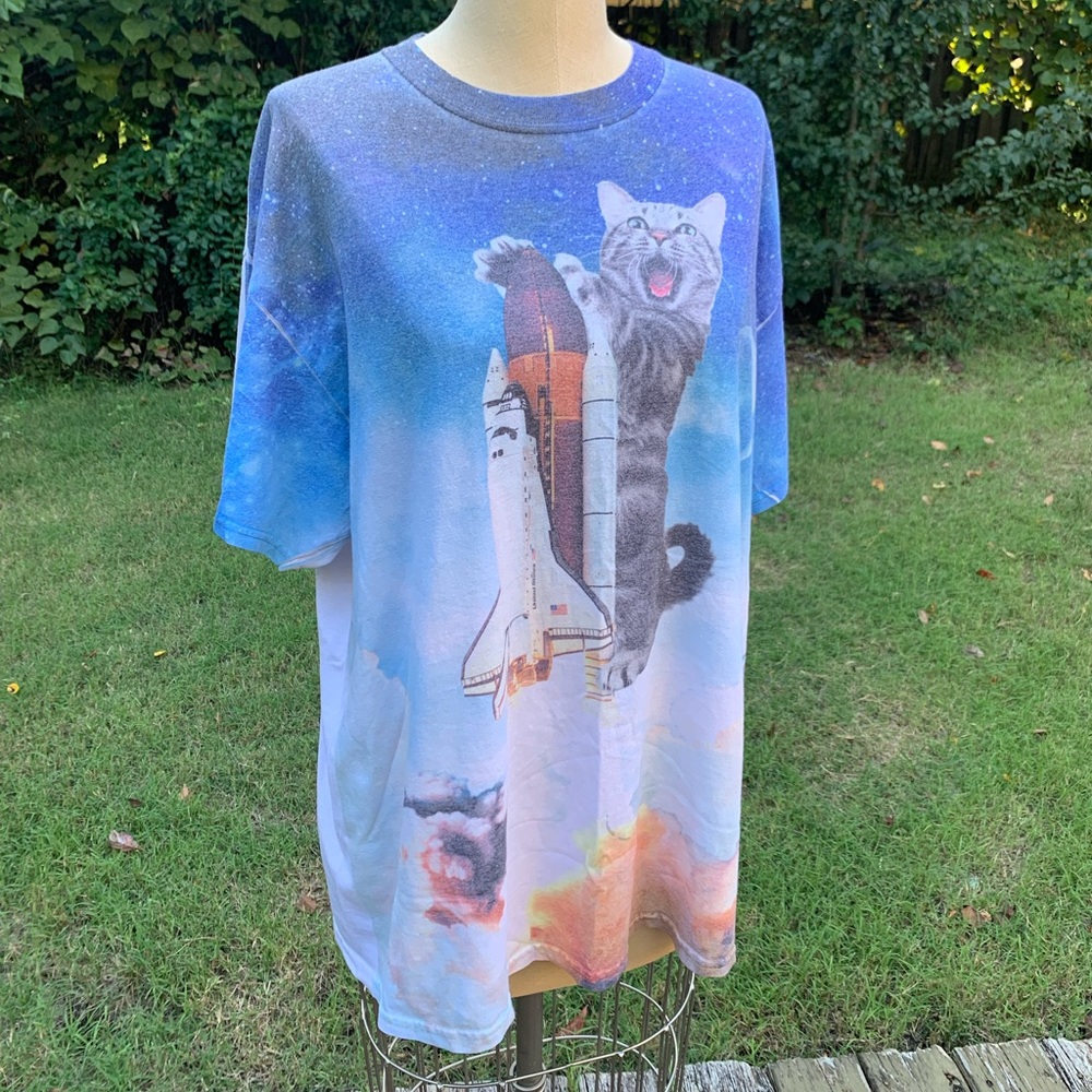 🐱🚀Cat Riding Spaceship Tee🚀🐱 - Picture 2 of 8